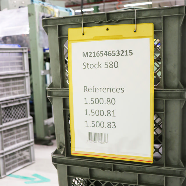Ruostumattomasta teräksestä valmistettu ripustin logistiikan ID-taskulle