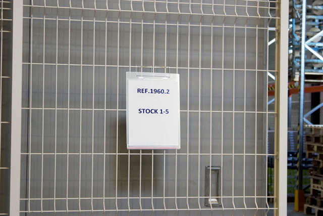 Ruostumattomasta teräksestä valmistettu ripustin logistiikan ID-taskulle