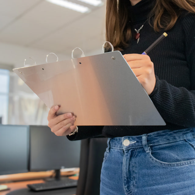 4-renkainen näyttökansio, magneettikiinnityksellä, alumiini, A4, vaakasuora