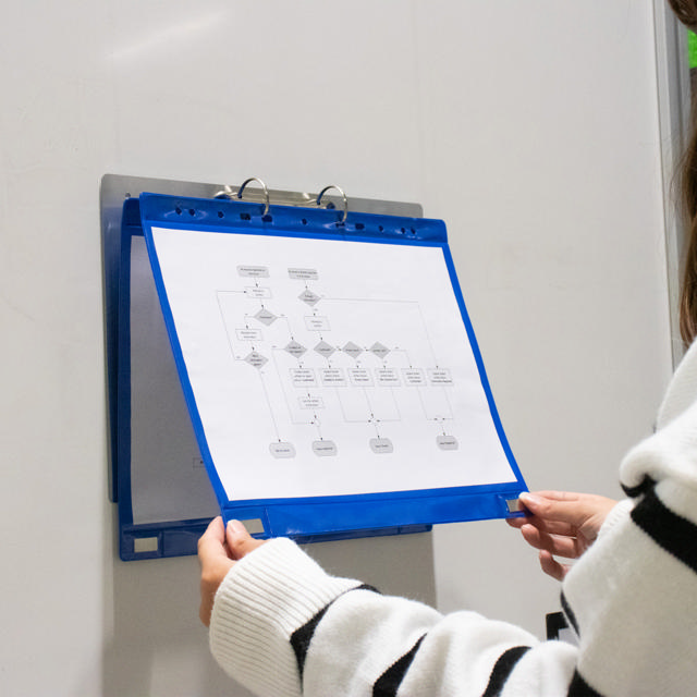 2-renkainen näyttökansio, magneettikiinnityksellä, alumiini, A4, vaakasuora