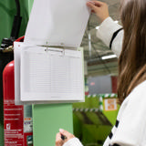 2-renkainen näyttökansio, magneettikiinnityksellä, alumiini, A4, vaakasuora