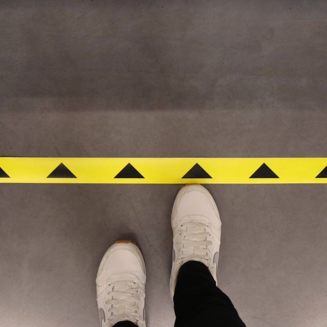 Itsekiinnittyvä lattiamerkintäteippi, nuolilla, 50 x 1000 mm