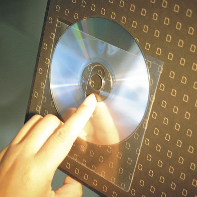 Itsekiinnittyvä CD/DVD-tasku, sormiaukolla, pysyvä